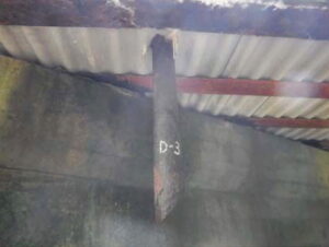 橋梁の既設排水装置の腐食、破損の写真