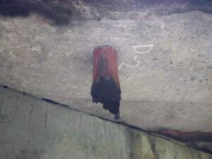 橋梁の既設排水装置の腐食、破損の写真