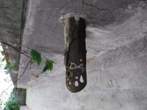 橋梁の既設排水装置の腐食、漏水、破損、孔が開いた写真