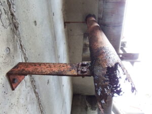 橋梁の既設排水装置の腐食、破損の写真