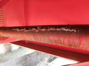 橋梁の既設排水装置の腐食、破損の写真