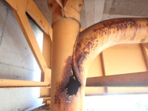 橋梁の既設排水装置SGPの腐食、破損、孔開きの写真
