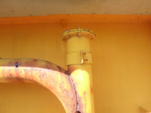 橋梁の既設排水装置SGPの腐食、破断、孔開きの写真
