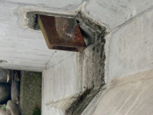 橋梁の既設排水装置の腐食、漏水、伝い水の写真