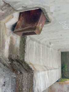 橋梁の既設排水装置の腐食、漏水、伝い水の写真