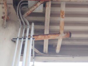 橋梁の既設排水装置の腐食、漏水、破損、伝い水の写真