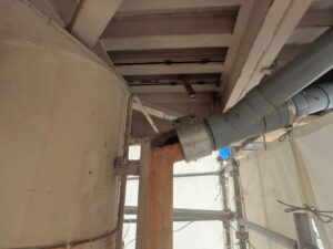 橋梁の既設排水装置の腐食、漏水、破損、伝い水の写真