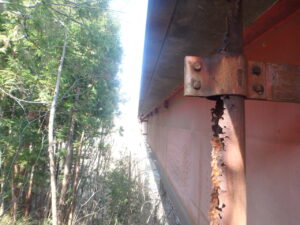 橋梁の既設排水装置の腐食、孔開きの写真