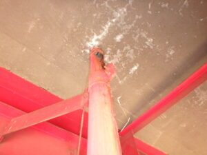 橋梁の既設排水装置の腐食、孔開きの写真