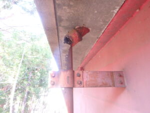 橋梁の既設排水装置の腐食、孔開き、破損の写真

