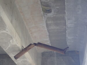 橋梁 排水 伝い水 漏水 飛沫水 状況 施工前　橋梁 排水用 SGP 鋼管 の 腐食 漏水 状況 施工前