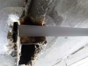 橋梁の既設排水装置の腐食、漏水、破損、伝い水の写真