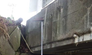 橋梁の既設排水装置の腐食、漏水、破損、伝い水の写真　