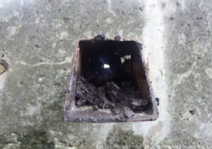 橋梁の既設排水装置の腐食、破損の写真　