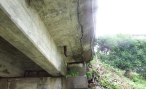 橋梁の既設排水装置の腐食の写真