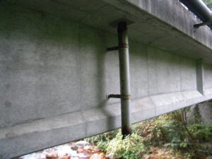 橋梁の既設排水装置の腐食、破損の写真　