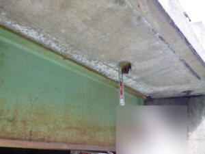 橋梁の既設排水装置の腐食、破損の写真