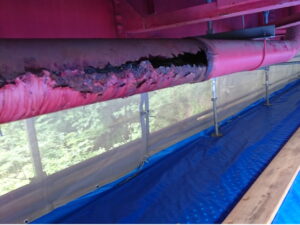 橋梁の既設排水装置の腐食、穴あきの写真
