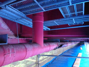 橋梁の既設排水装置の腐食、孔開きの写真