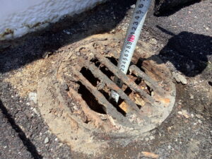 橋梁の既設排水装置 排水桝の腐食の写真