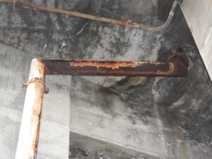 橋梁の既設排水装置の腐食の写真