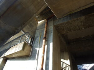 橋梁の既設排水装置の腐食の写真