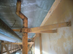 橋梁の既設排水装置の腐食、漏水、破損、伝い水の写真