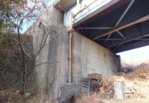 橋梁の既設排水装置の腐食、漏水、破損、伝い水の写真