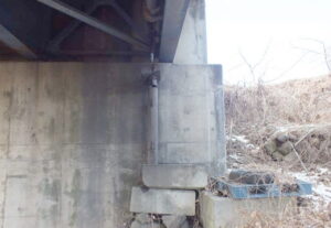 橋梁の既設排水装置の腐食、漏水、破損、伝い水の写真