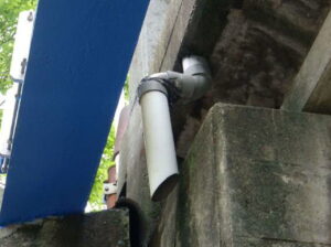 塩ビ管が破損しています。