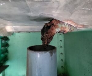 橋梁の既設排水装置の腐食、漏水、破損、伝い水の写真　