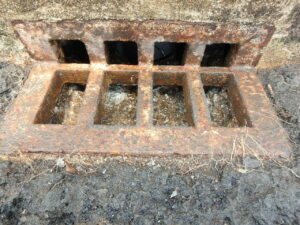 橋梁の既設排水桝の腐食の写真
