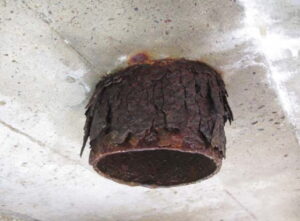 橋梁の既設排水装置の腐食の写真

