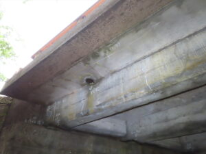 橋梁の既設排水装置の腐食、漏水、破損、伝い水の写真
