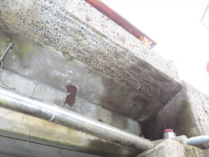 橋梁の既設排水装置の腐食、破損の写真