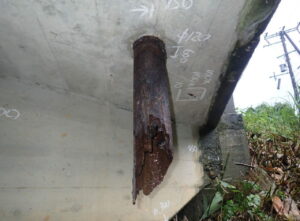 橋梁の既設排水装置の腐食、破損の写真　