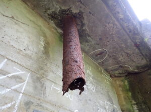 橋梁の既設排水装置の腐食、漏水、破損、伝い水の写真　