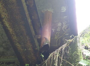 橋梁の既設排水装置の腐食、破損の写真