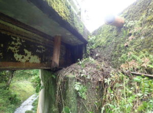 橋梁の既設排水装置の腐食、破損の写真
