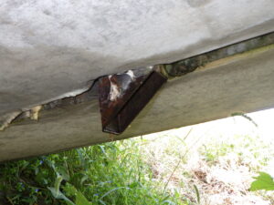 橋梁の既設排水装置の腐食の写真
