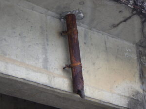 橋梁の既設排水装置の腐食、孔開きの写真