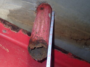 橋梁の既設排水装置の腐食、孔開きの写真