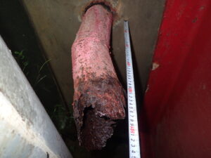 橋梁の既設排水装置の腐食、孔開きの写真