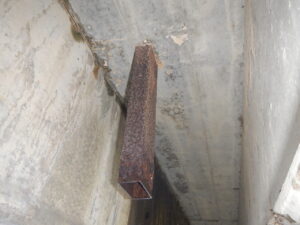 橋梁の既設排水装置の腐食の写真

