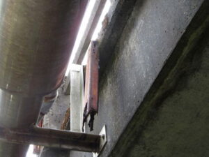 橋梁の既設排水装置の腐食、孔開きの写真
