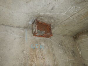 橋梁の既設排水装置の腐食、漏水、破損、伝い水の写真　