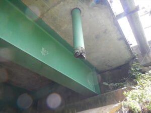 橋梁の既設排水装置の腐食の写真
