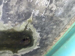 橋梁の既設排水装置の腐食、漏水、破損、伝い水の写真