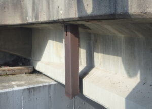 橋梁の既設排水装置の腐食、孔開きの写真
