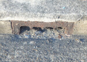 橋梁の既設排水装置の腐食、目皿腐食・破損写真
